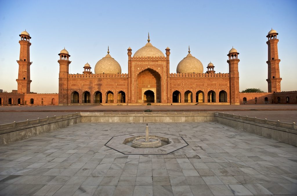 Badshahi Mosque Best Places to Visit in Pakistan
